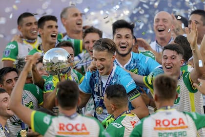 Defensa y Justicia en su hora cumbre: los jugadores levantan el trofeo de la Copa Sudamericana.