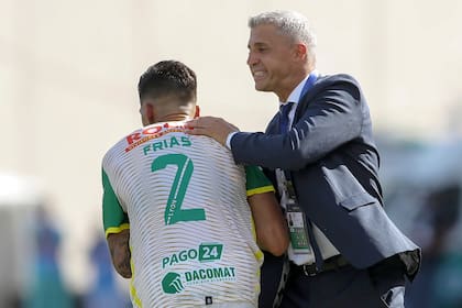 Crespo felicita a Frías, autor del 1-0 para Defensa.
