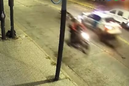 Lanús: un patrullero a contramano y con las sirenas prendidas chocó contra una moto y mató al conductor