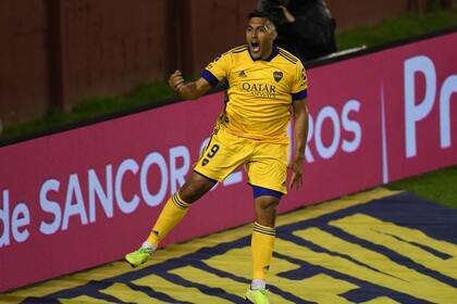 Wanchope Ábila volvió a jugar y definió el partido.