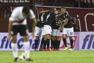 River se enreda en el juego, dilapida objetivos y sufre con Lanús