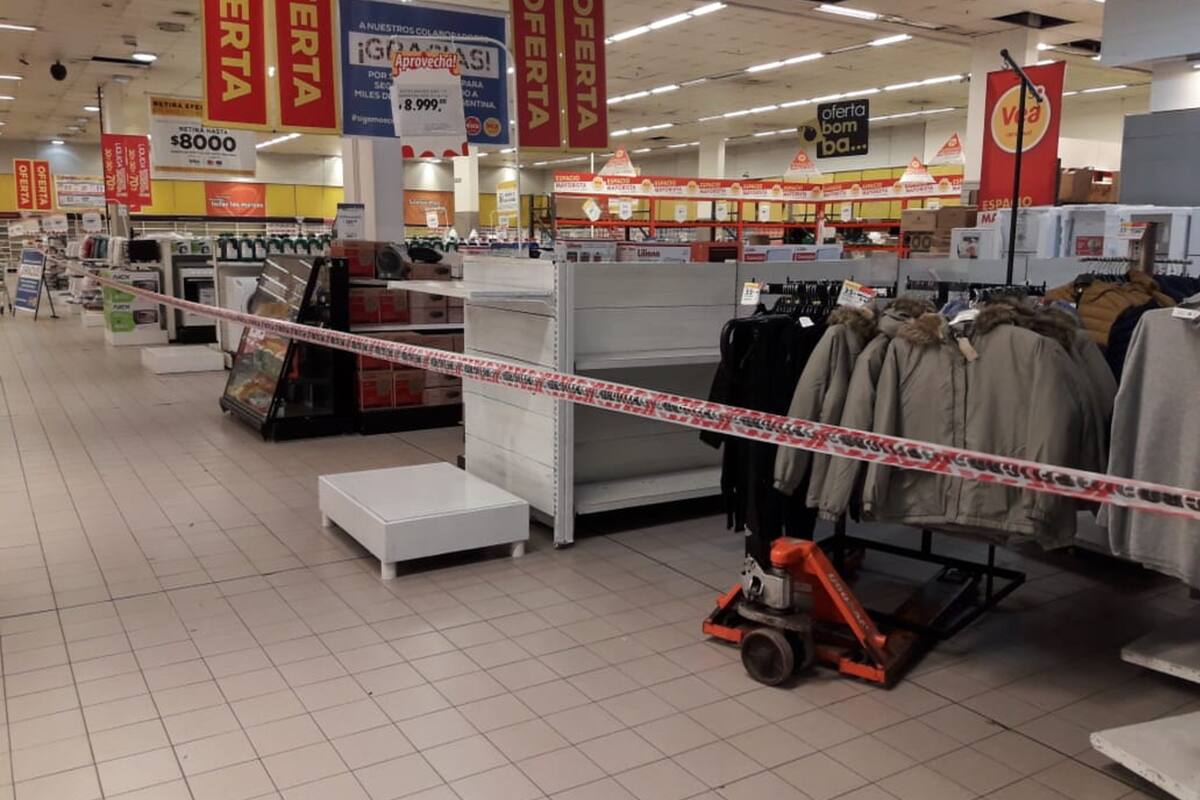 Lanús y Tres de Febrero, ambos gobernados por Juntos por el Cambio, permiten que los establecimientos solo vendan alimentos y artículos de higiene y de limpieza