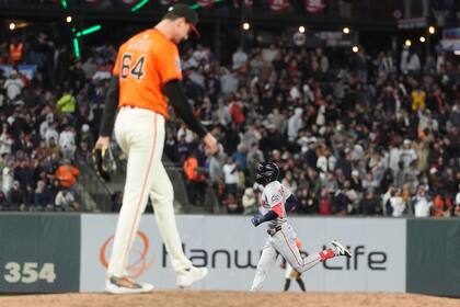 Lanzador de los Gigantes es acusado de abuso por su esposa mientras MLB investiga