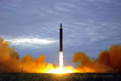 Lanzamiento de un misil Hwasong-12 norcoreano, de alcance intermedio