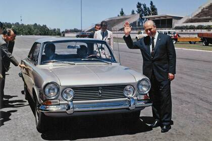 Lanzamiento histórico: Juan Manuel Fangio saluda en el Autódromo de Buenos Aires durante la presentación oficial del Torino en noviembre de 1966