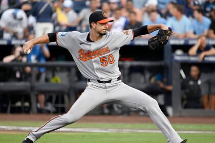 Lanzamientos de curva desaparecen y la obsesión por la velocidad redefine el pitcheo