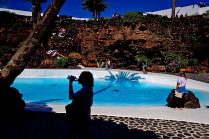 Los Jameos del Agua, una impresionante instalación realizada en un tubo volcánico, dotado de restaurante, bar, piscina, terraza y auditorio, todo ello respetando una charca donde habita una especie única de cangrejo
