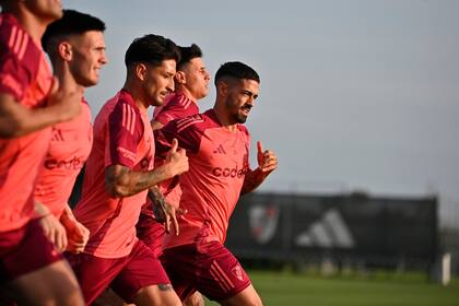 Lanzini a la cabeza, en el entrenamiento de River