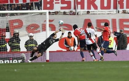 Lanzini redondea una excelente acción colectiva y aumenta la desesperanza de Independiente. Golazo en 2020
