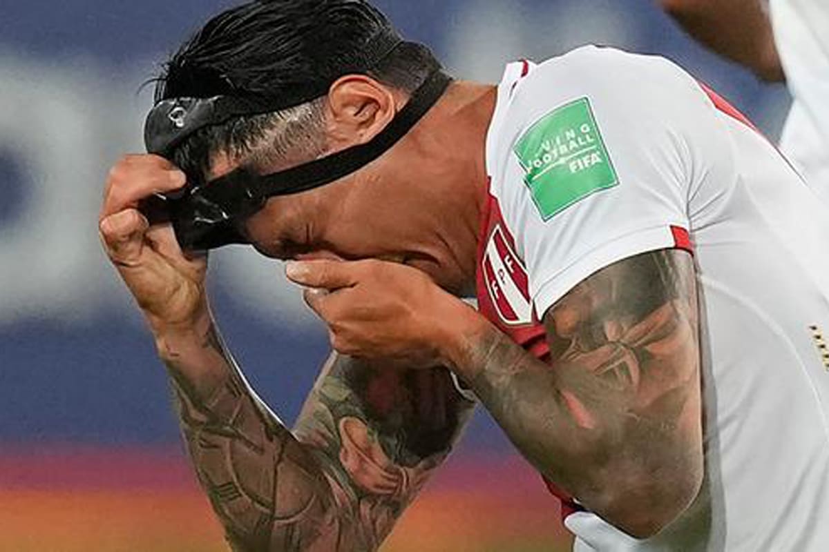 Lapadula se toma el rostro, tras el rodillazo de anoche del venezolano Tomás Rincón