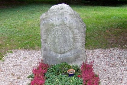 Lápida de la tumba de Jorge Luis Borges en el cementerio de Plainpalais en Ginebra, Suiza