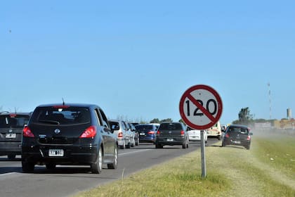 Embotellamientos. Son los que llevan a muchos conductores a circular por los carriles no autorizados