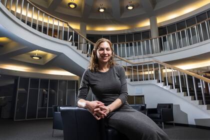 Lara Bazelon, profesora de derecho de la Universidad de San Francisco y escritora, trabaja desinteresadamente en el caso del preso Kevin Cooper. La foto está tomada en el departamento de la universidad que dirige