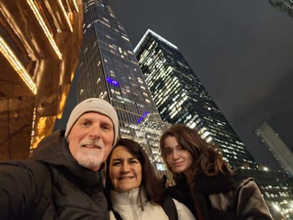 Lara Beker junto a sus padres, durante su visita a Estados Unidos
