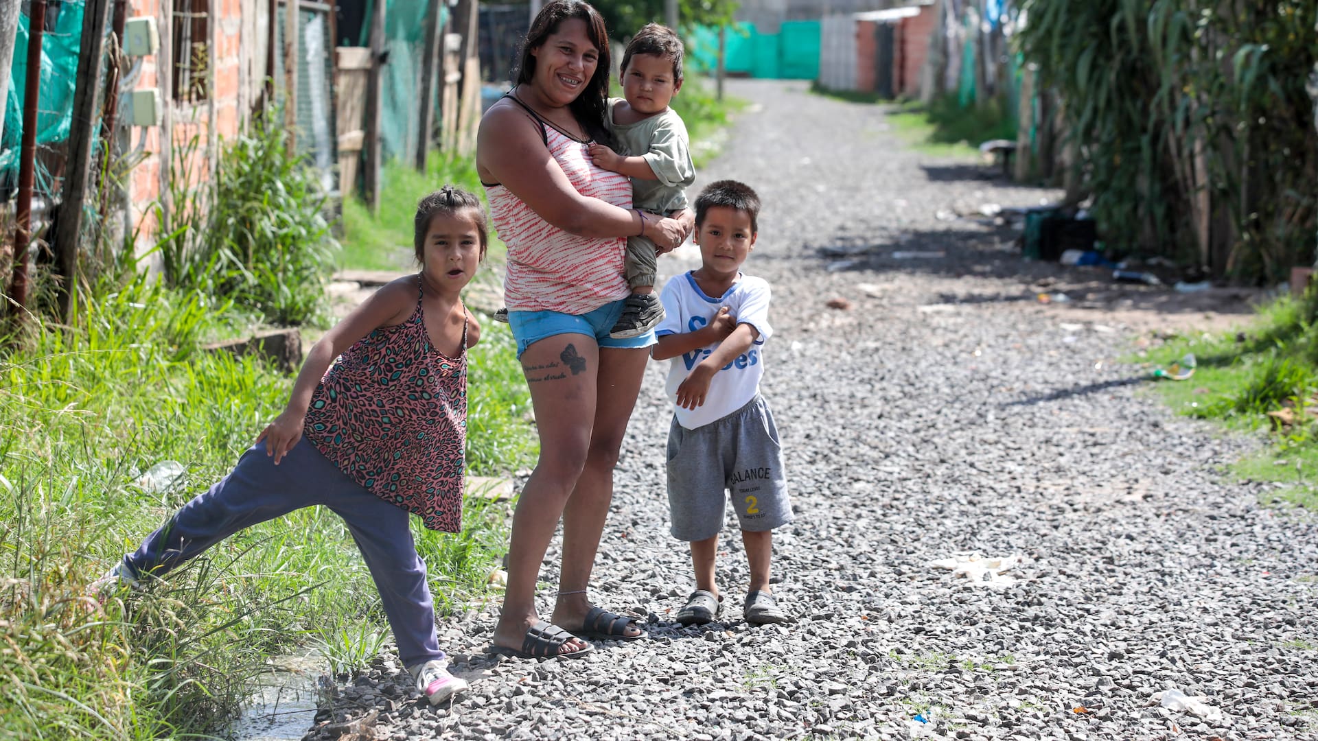 Barrio Vicente López, en Pilar, un barrio popular creado en 2018 y que logró ser reconocido por el Registro Nacional de Barrios Populares. Lara Luján junto a sus hijos recorre el barrio.