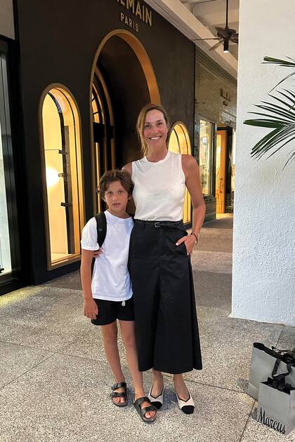 Lara (con
outfit en negro y blanco)
posa con su hijo Iñaki en
Bal Harbour Shops.