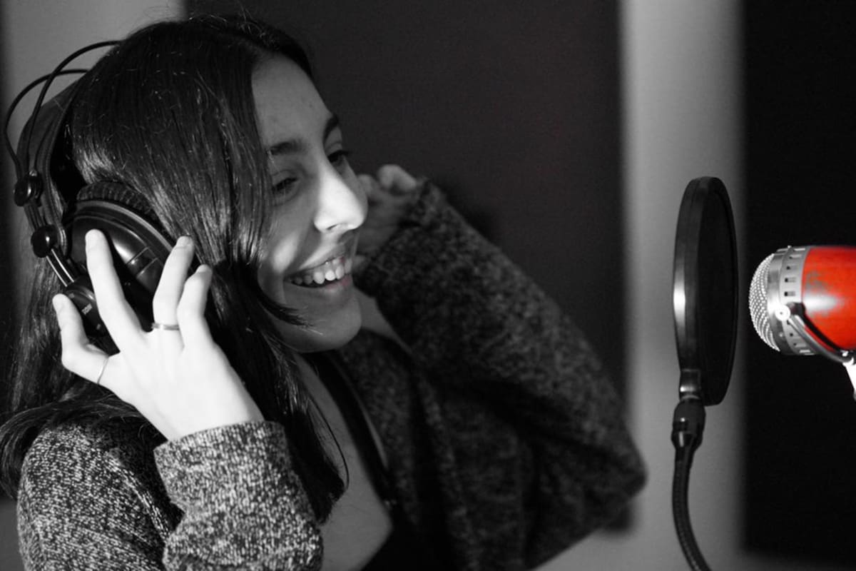 Lara en plena acción haciendo lo que tanto ama: cantar.