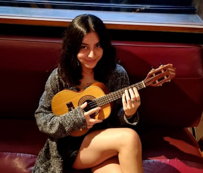 Lara estudia piano y música.