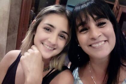 Lara junto a su mamá