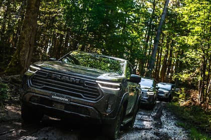 Laramie, la versión más refinada de la Dakota, se destaca por sus paragolpes y molduras al tono, detalles cromados, llantas de aleación de 18" y la distintiva Ram LED Lightbar, que refuerza su presencia elegante y moderna sin resignar desempeño ni solidez.