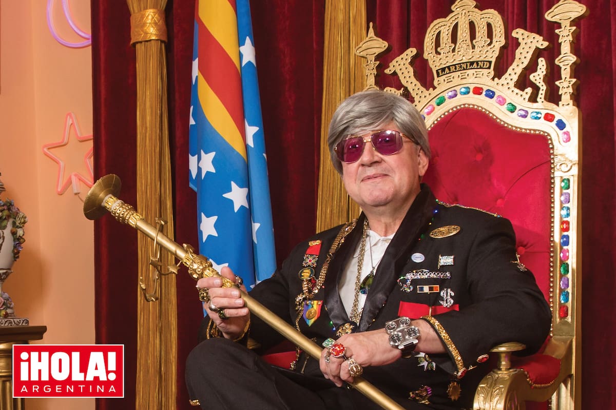 Laren con el cetro de rey, en la sala del trono de su casa-embajada del reino de Larenland. En una burbuja de acrílico guarda su corona. A su lado, la bandera con un ovni sobre un cielo estrellado.