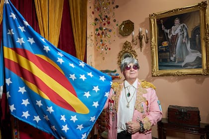 Laren con la bandera de Larenland y un retraro regio; "Es muy competitivo el ambiente", dice sobre el mundo del arte local