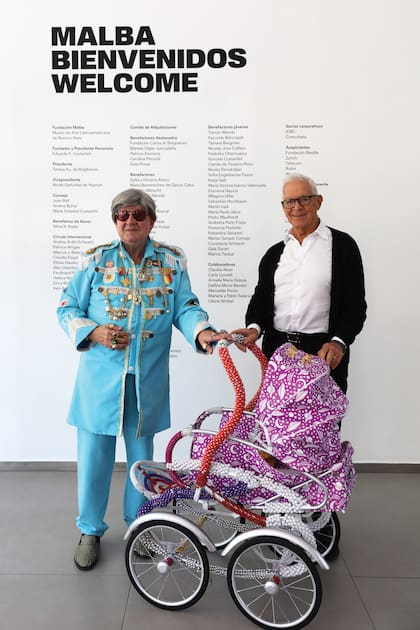 Laren y Costantini en el MALBA, el miércoles 22, cuando el artista le
entregó el cochecito al empresario, papá de Kahlo Milagro.