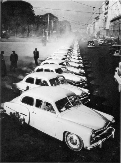 Larga fila de autos sedán Justicialista, fabricados por el IAME (Industrias Aeronáuticas y Mecánicas del Estado). 1952.