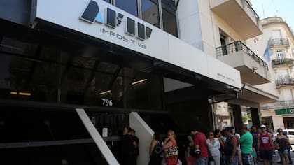 Larga fila en una de las sedes de la AFIP de La Plata