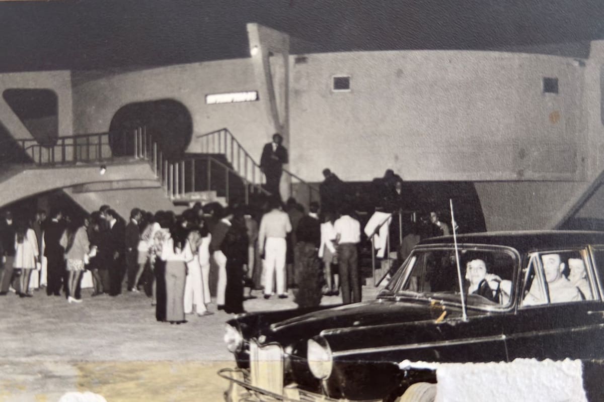 Larga fila para ingresar en una noche de fiesta en Enterprisse