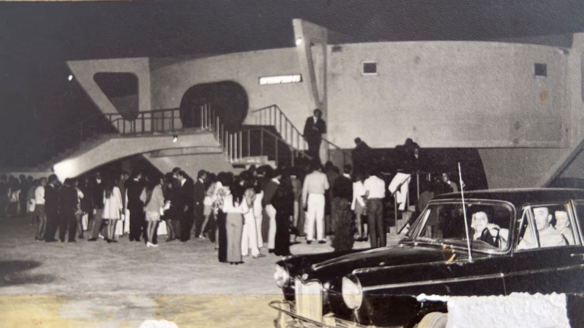 Larga fila para ingresar en una noche de fiesta en Enterprisse