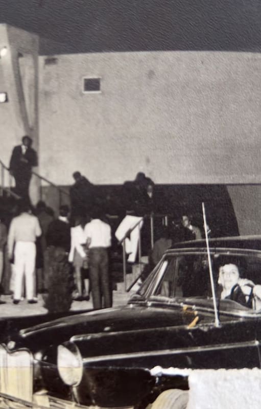 Larga fila para ingresar en una noche de fiesta en Enterprisse