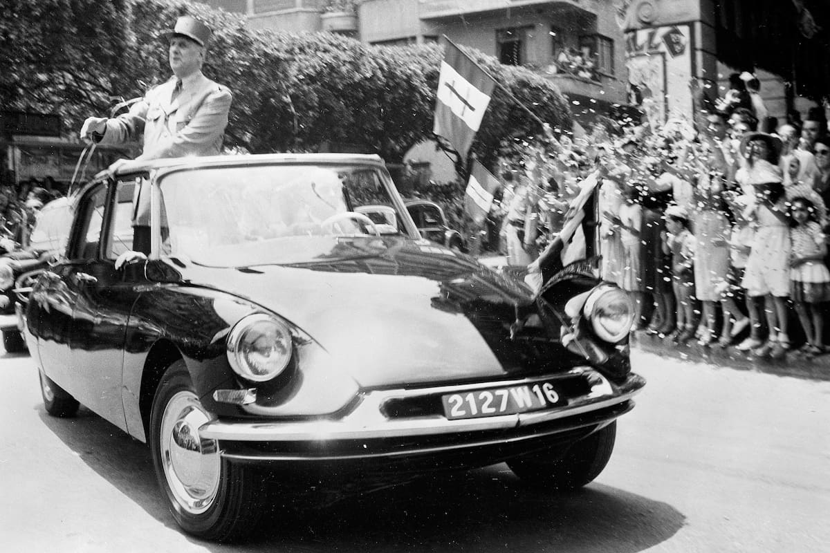 Larga tradición de los presidentes de Francia y Citroën; Charles de Gaulle saludando desde un DS de 1958