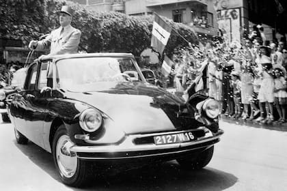 Charles de Gaulle saludando desde un DS de 1958