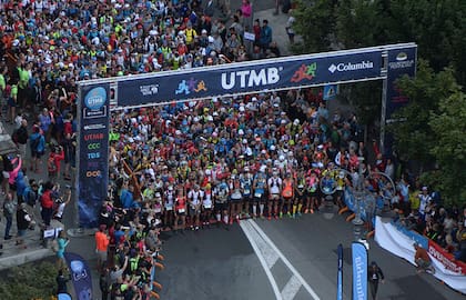 Largada masiva del Ultra de Mont Blanc
