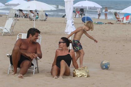 Largas charlas al sol también son parte del plan de esta pareja. Mientras tanto, el pequeño Ramón sigue haciendo jueguito con la pelota.