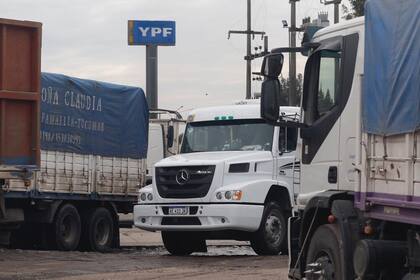Los camiones y vehículos livianos con patente extranjera deberán pagar más por el gasoil que lo que pagan los argentinos