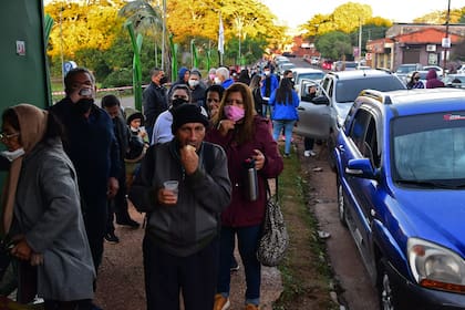 Largas colas afuera de un centro de votación en Asunción