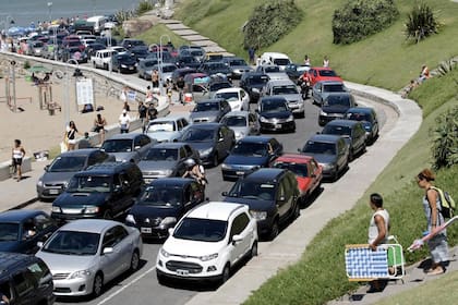 Largas colas de autos y problemas para estacionar, una postal que no ven los de marzo
