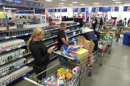 Largas colas de gente comprando en un supermercado de Mar del Plata