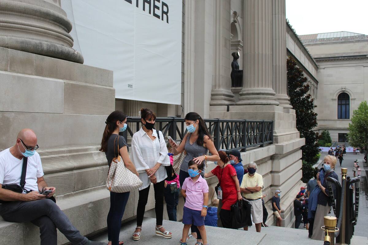 Largas colas de gente, en el día de reapertura del Museo Metropolitano de Arte de Nueva York