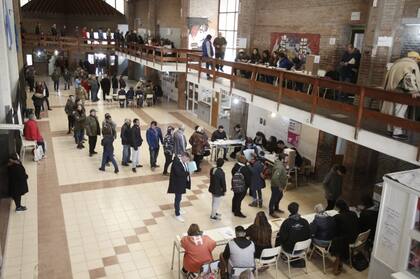 Largas colas en algunos colegios