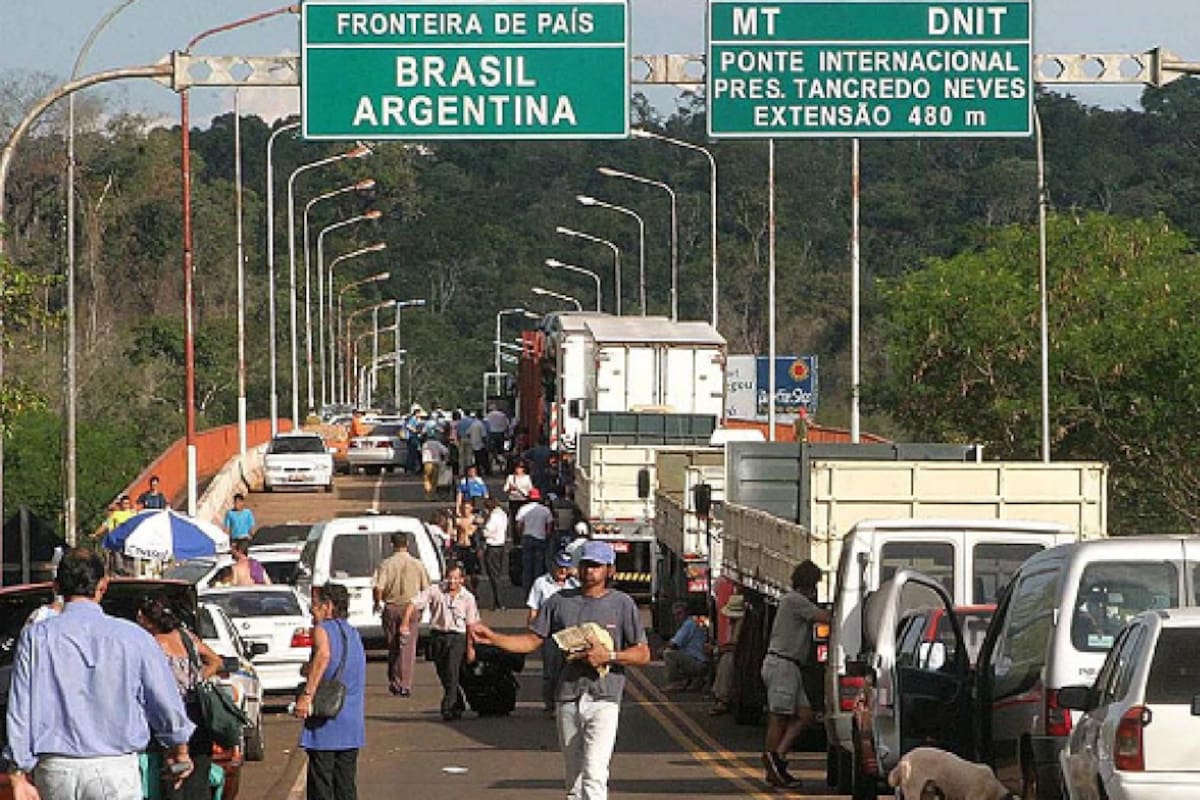 Largas colas en el puente internacional Tancredo Neves, que desalientan el cruce de más visitantes a Iguazú. El viaducto fue inaugurado por Alfonsín y Sarney hace casi 38 años.