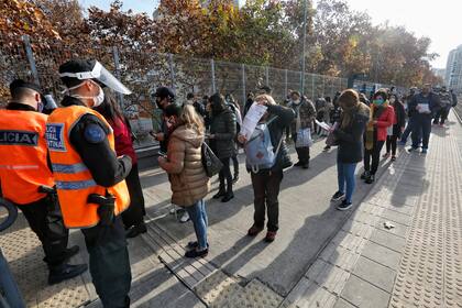 Largas colas en la estación Palermo para presentar los permisos de movilidad