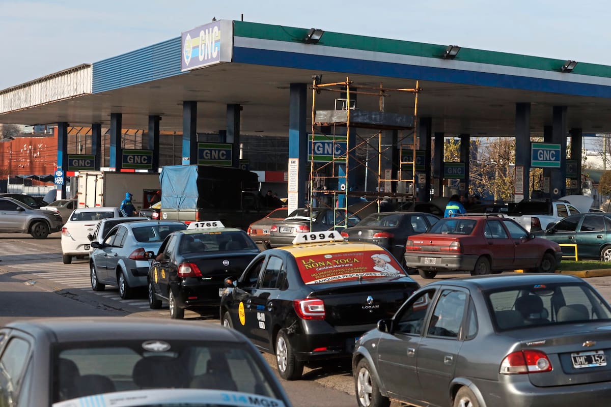 Largas colas en las pocas estaciones de GNC