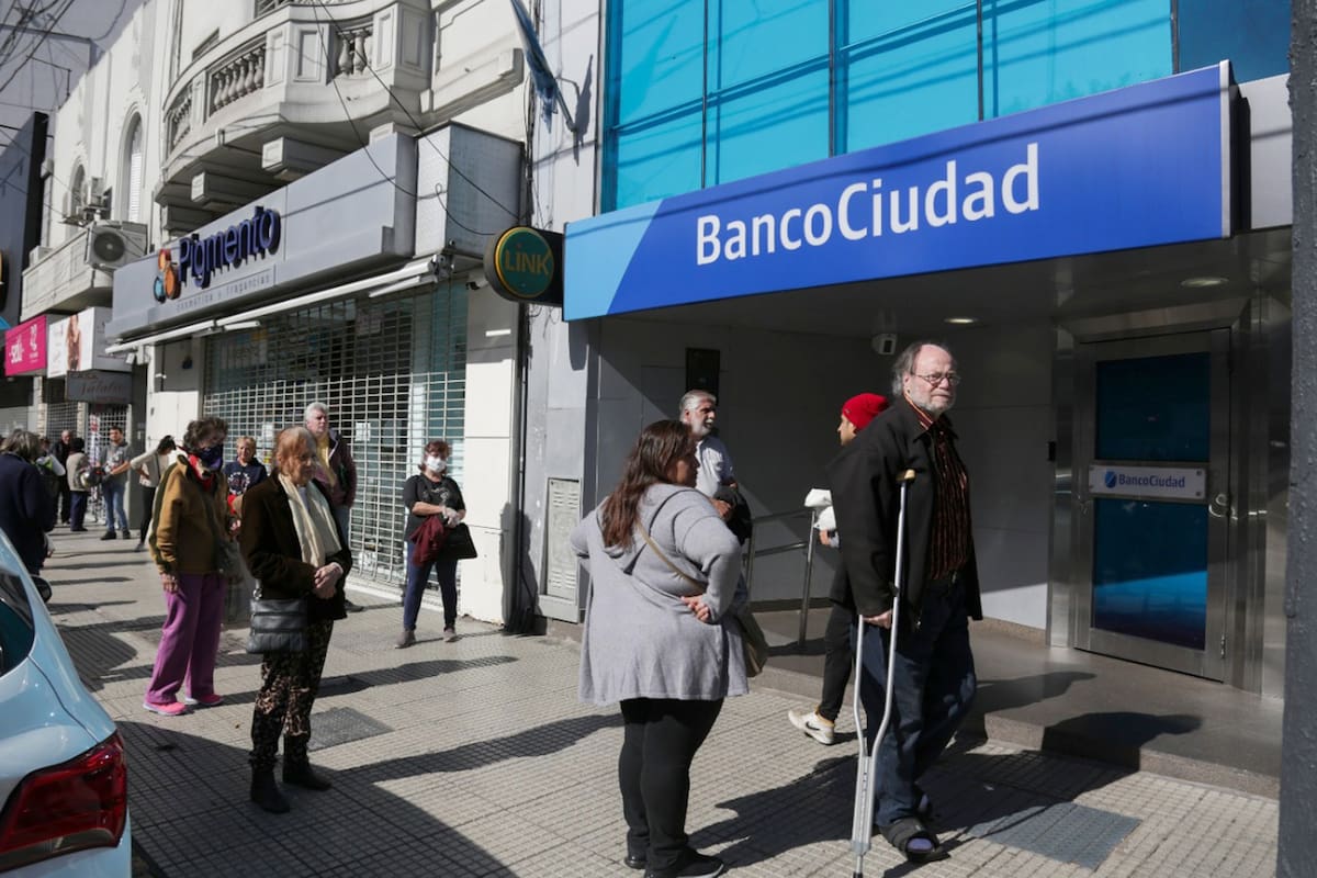 Largas colas en los bancos de la ciudad de Rosario