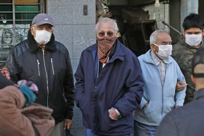 Largas colas en los bancos de San Justo