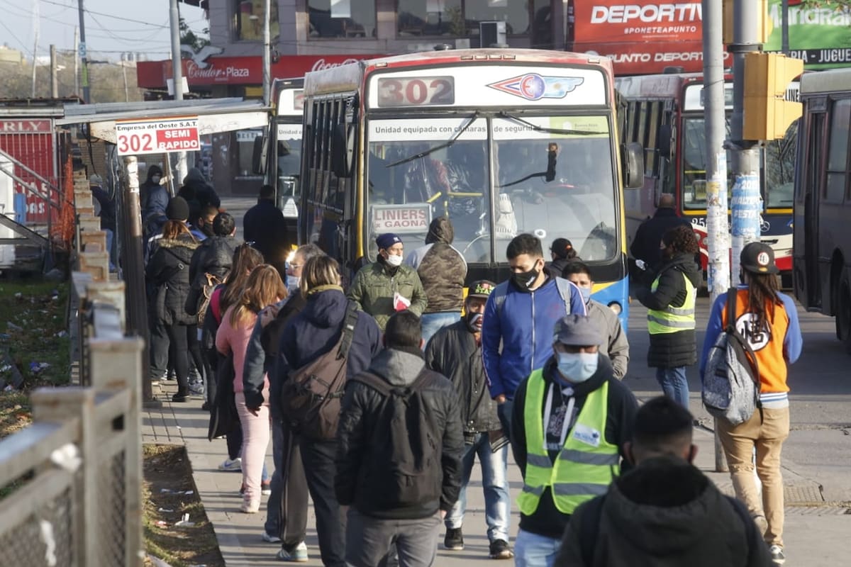 Largas colas en Moreno para tomar un colectivo por la suspensión del tren Sarmiento el detectar do trabajadores con síntomas de coronavirus