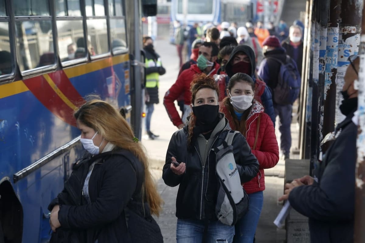 Largas colas en Moreno para tomar un colectivo por la suspensión del tren Sarmiento el detectar do trabajadores con síntomas de coronavirus