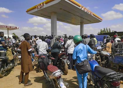 Largas colas en una estación de Bamako, Mali, debido a la escasez de combustible por las acciones de los grupos jihadistas